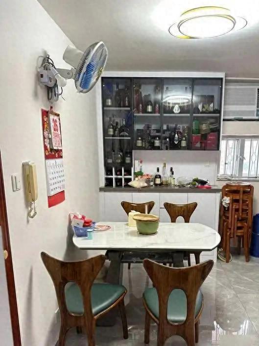 8188cc.威尼斯一家四口在香港仅有55平新房没有阳台装修非常极简真羡慕！